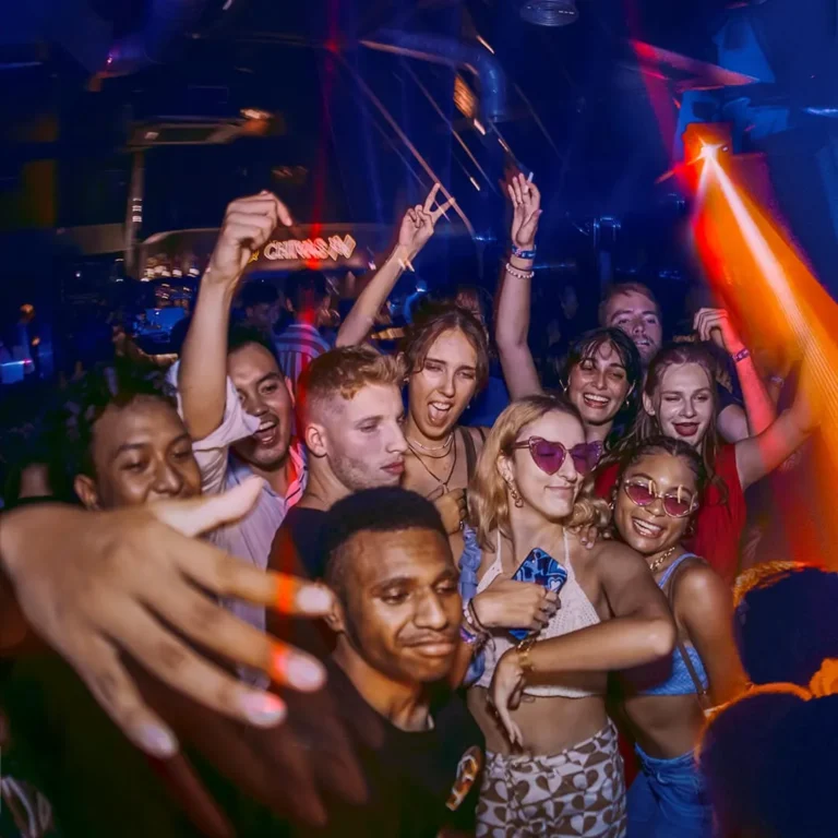 delulu jakarta gallery crowd