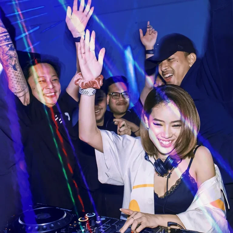 delulu jakarta gallery crowd