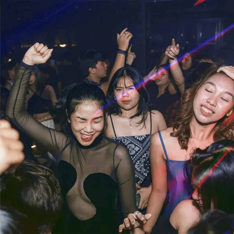 delulu jakarta gallery crowd