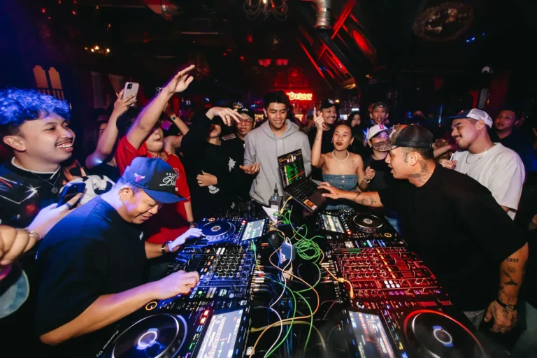 delulu jakarta gallery crowd