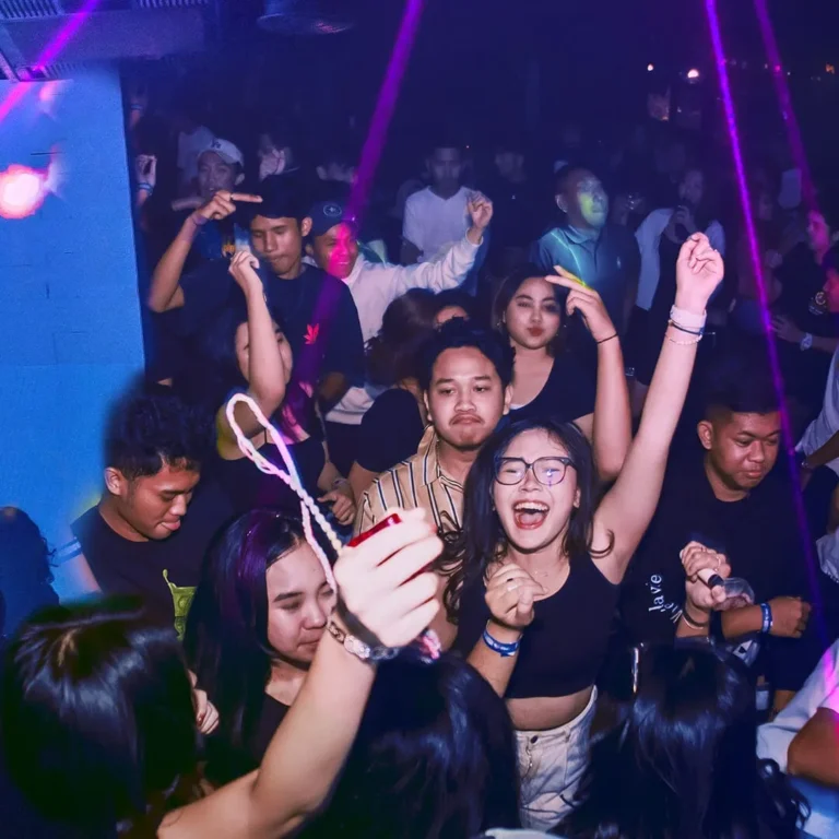 delulu jakarta gallery crowd