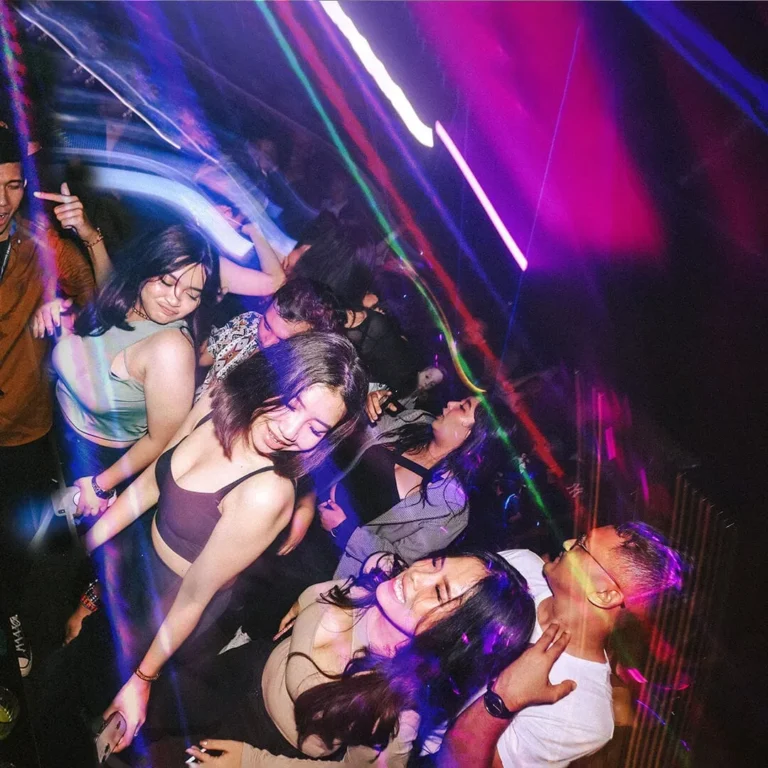 delulu jakarta gallery crowd