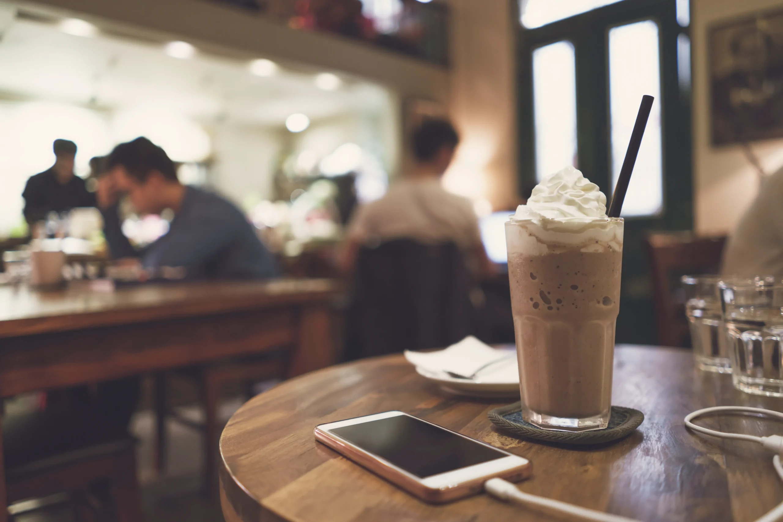 Kenapa Gen Z Lebih Suka Nongkrong di Coffee Shop? Ini 5 Alasannya 13 Budaya Urban Baru scaled