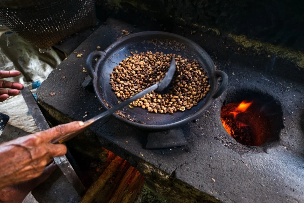 Kopi luwak ditemukan pada awal abad ke-17 ketika penjajah Belanda datang ke Indonesia