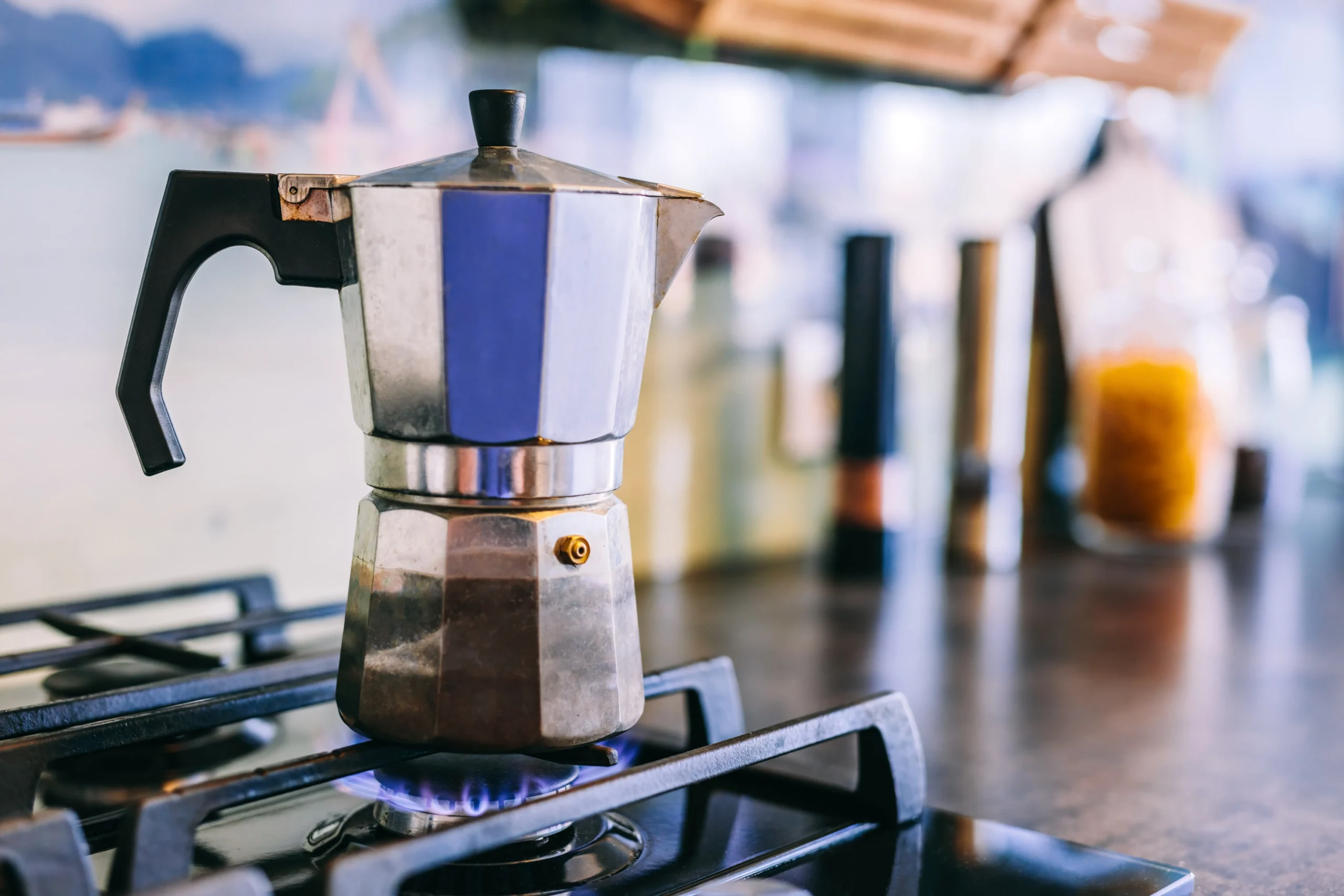 Mau Ngopi Ala Cafe? Coba 6 Teknik Manual Brew Ini di Rumah 16 Moka Pot scaled