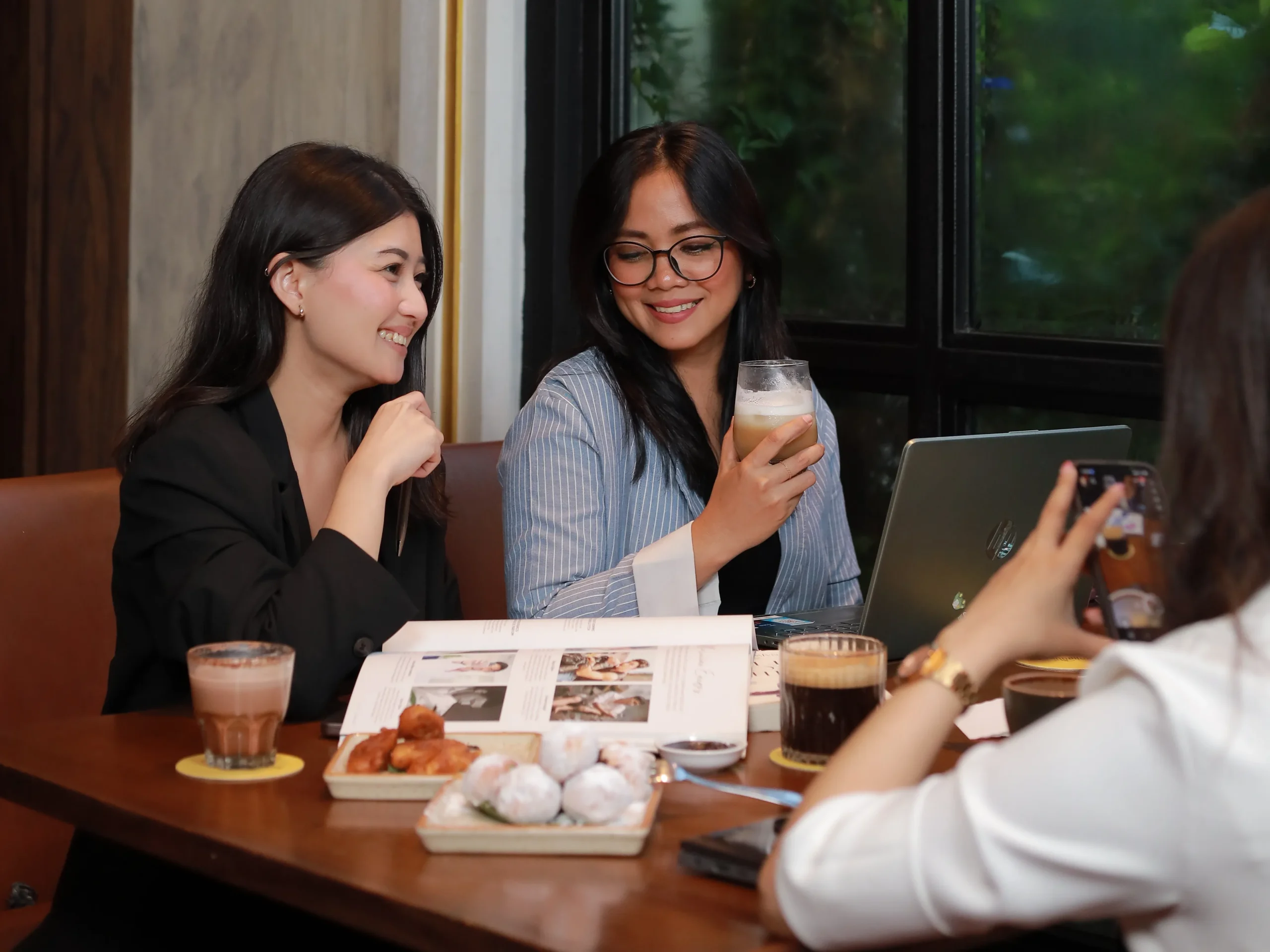 Kenapa Gen Z Lebih Suka Nongkrong di Coffee Shop? Ini 5 Alasannya 9 Tren Kerja Fleksibel scaled