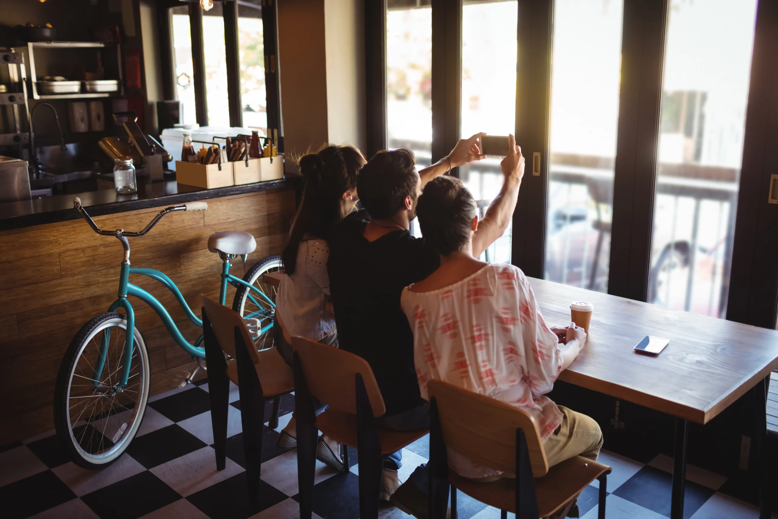 Kenapa Gen Z Lebih Suka Nongkrong di Coffee Shop? Ini 5 Alasannya 10 Validasi Sosial scaled