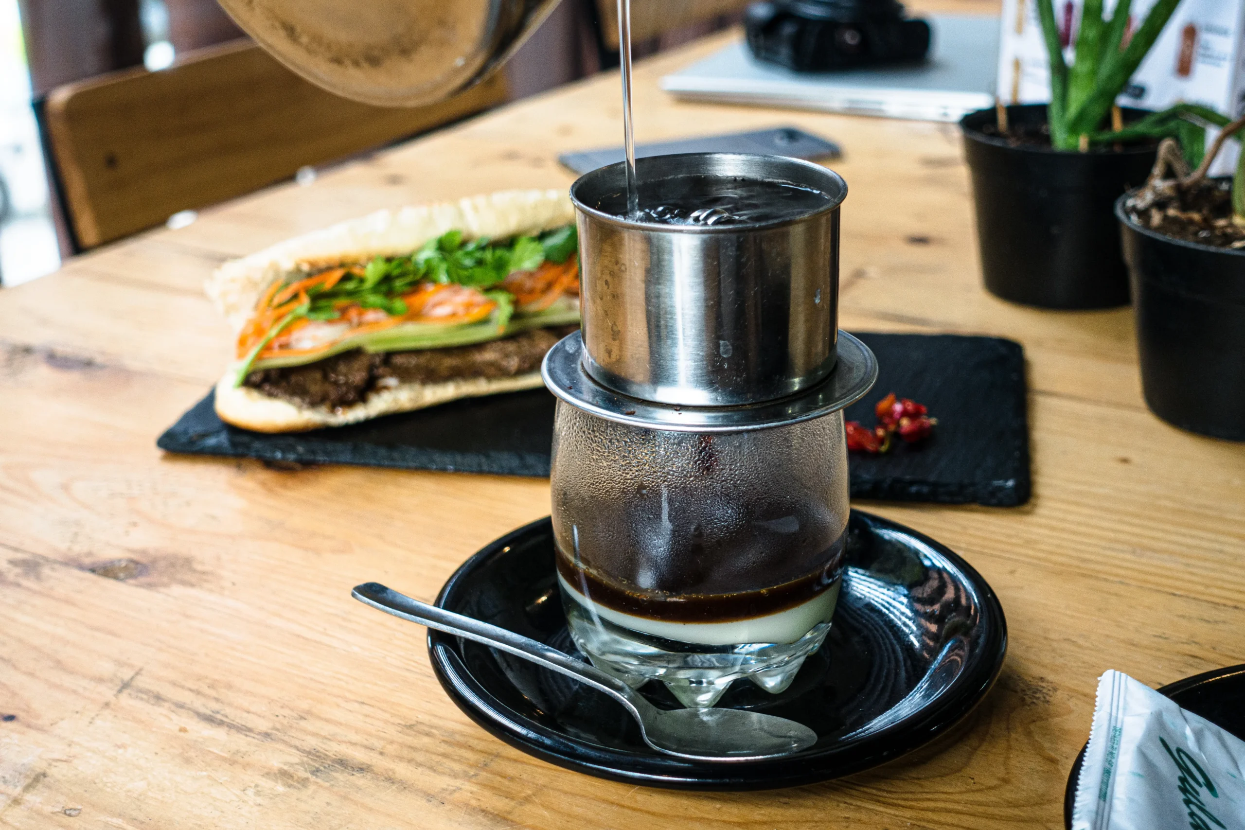 Mau Ngopi Ala Cafe? Coba 6 Teknik Manual Brew Ini di Rumah 18 Vietnam Drip scaled