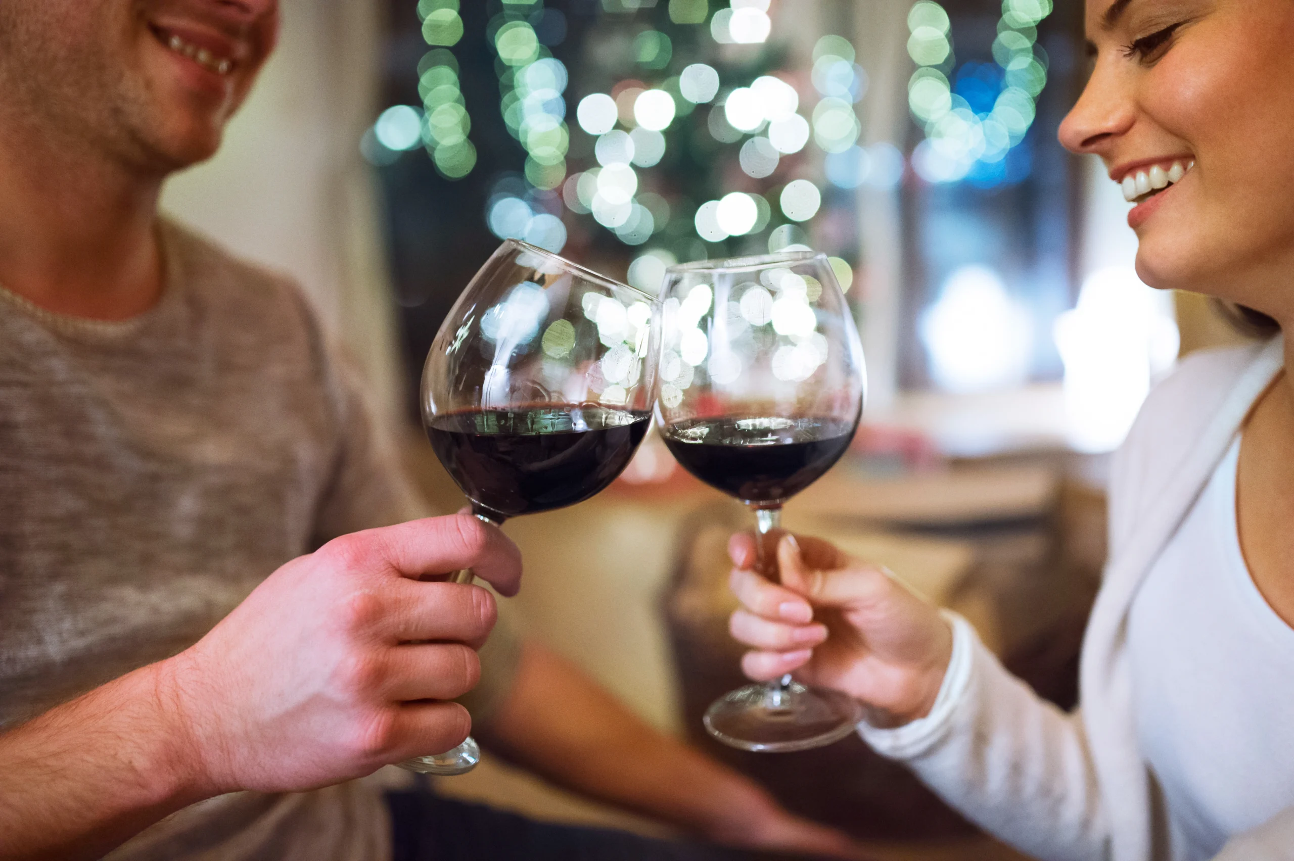 5 Langkah Minum Wine yang Benar 13 Pegang Tangkai gelas scaled