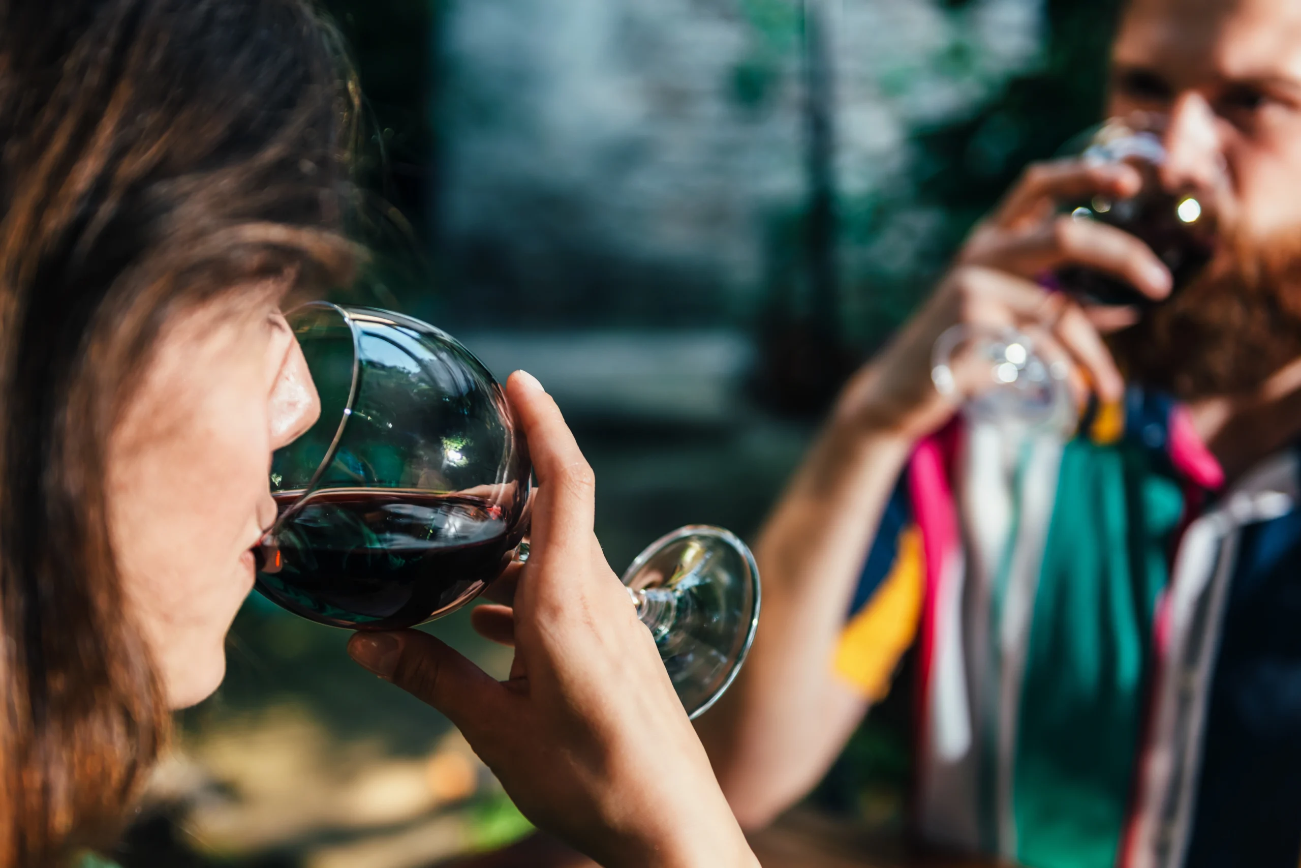 5 Langkah Minum Wine yang Benar 16 Seruput Wine Perlahan scaled