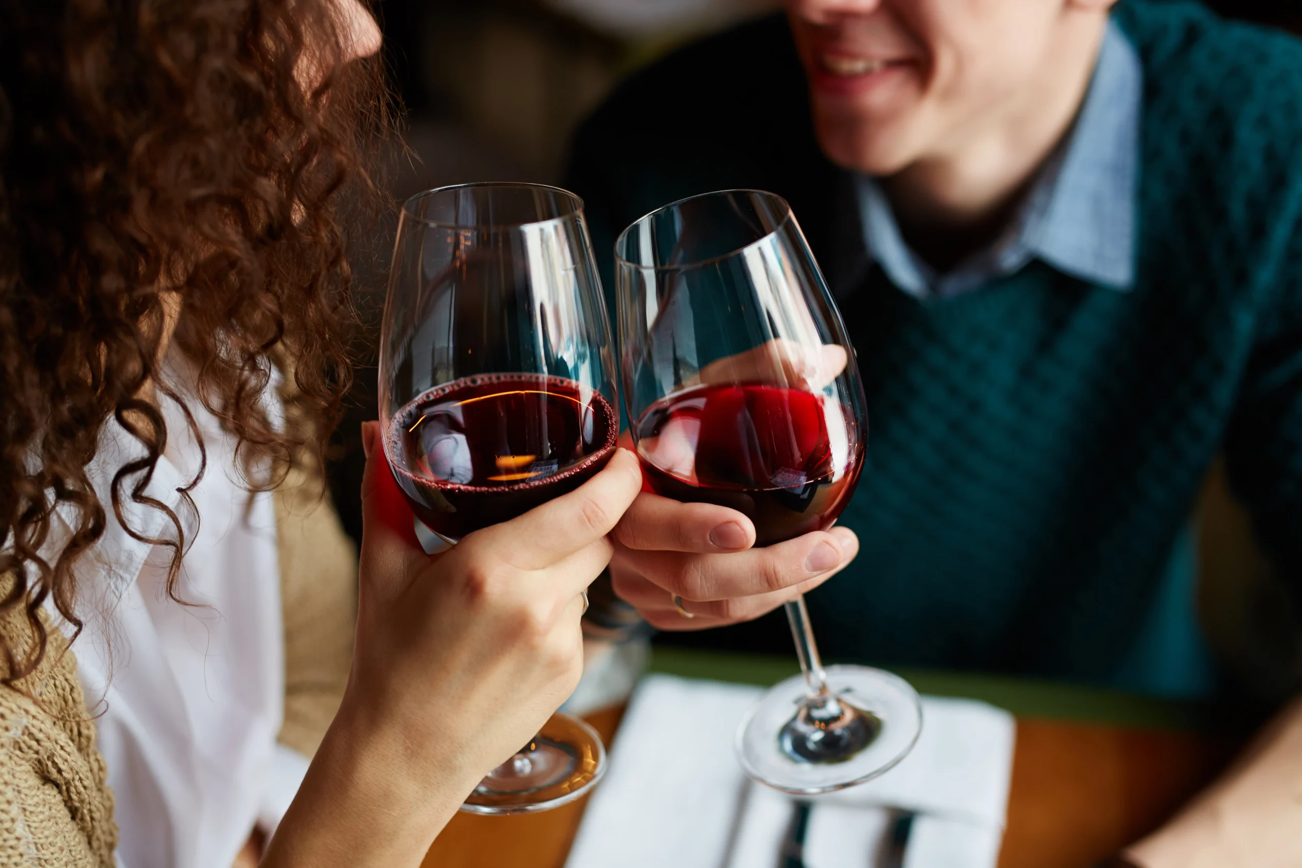 5 Langkah Minum Wine yang Benar 17 couple celebrating anniversary with glasses of red 2026 01 08 08 25 40 utc scaled