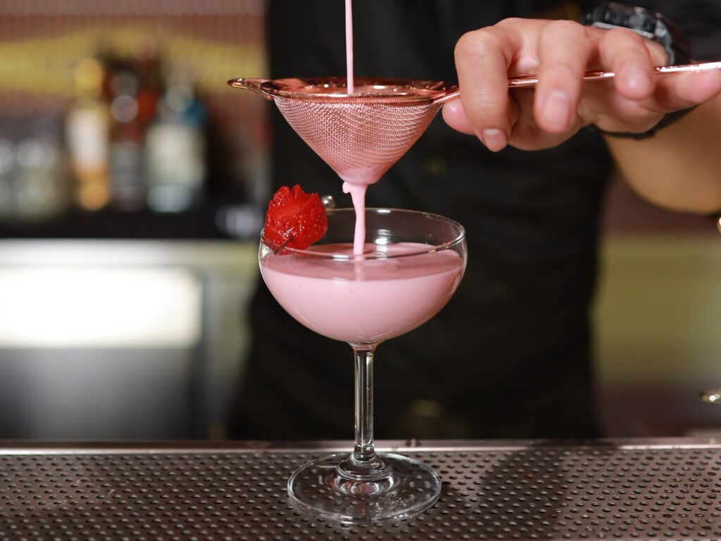 Fungsi di Balik Bentuk Cocktail Glass yang Beragam 4 Cocktail glass coupe