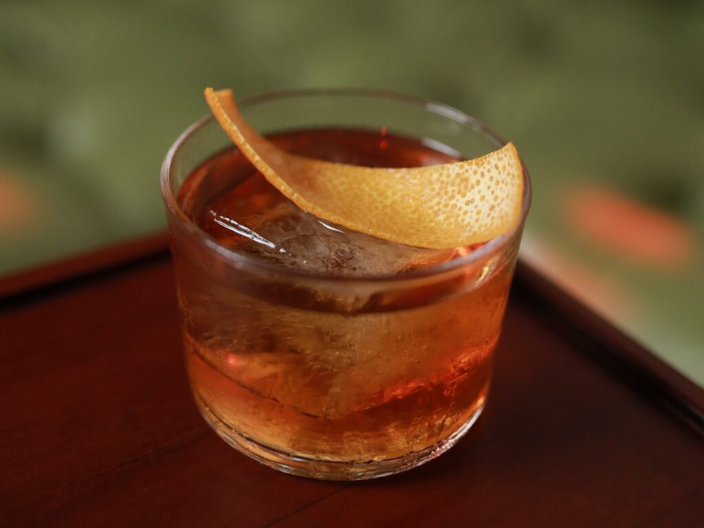 Fungsi di Balik Bentuk Cocktail Glass yang Beragam 2 Cocktail glass lowball, old-fashioned